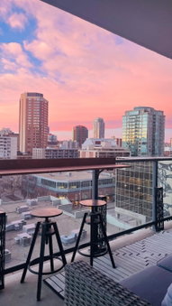 LUXURY DT, 2 Bedroom DEAL, Private Balcony, Full Kitchen, Gym - FREE PARKING, Calgary, Canada