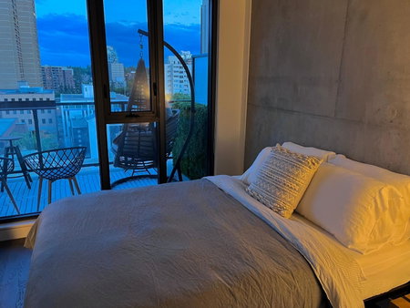 LUXURY DT, 2 Bedroom DEAL, Private Balcony, Full Kitchen, Gym - FREE PARKING, Calgary, Canada