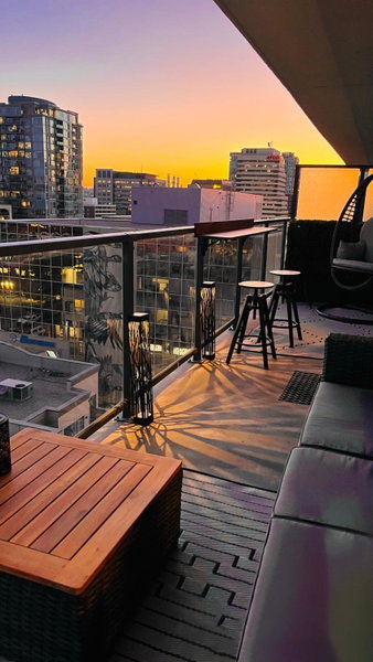 LUXURY DT, 2 Bedroom DEAL, Private Balcony, Full Kitchen, Gym - FREE PARKING, Calgary, Canada