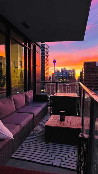 LUXURY DT, 2 Bedroom DEAL, Private Balcony, Full Kitchen, Gym - FREE PARKING, Calgary, Canada