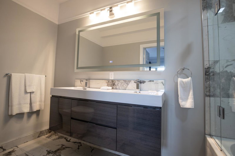 Niagara Luxury Suites, Niagara Falls, Canada