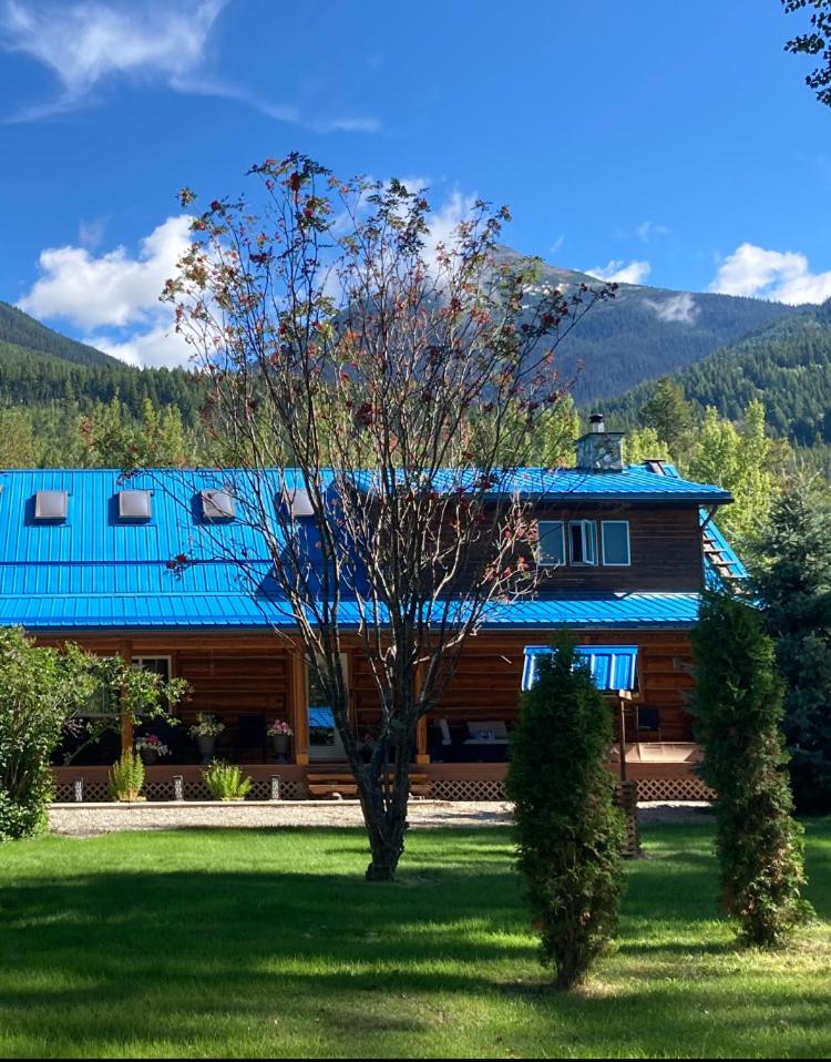 Cougar Mountain Lodge and Resort Cabin Rentals, Canada