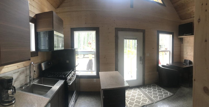 Cougar Mountain Lodge and Resort Cabin Rentals, Valemount, Canada