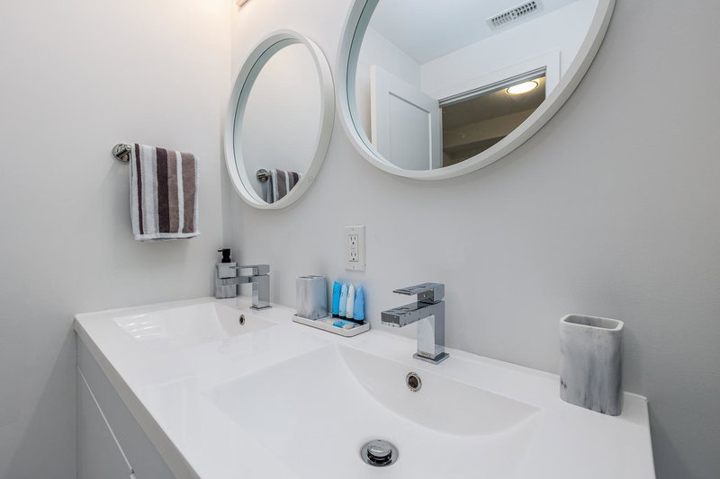 Exquisite 2 Bedroom Apt, mins to the falls., Niagara Falls, Canada