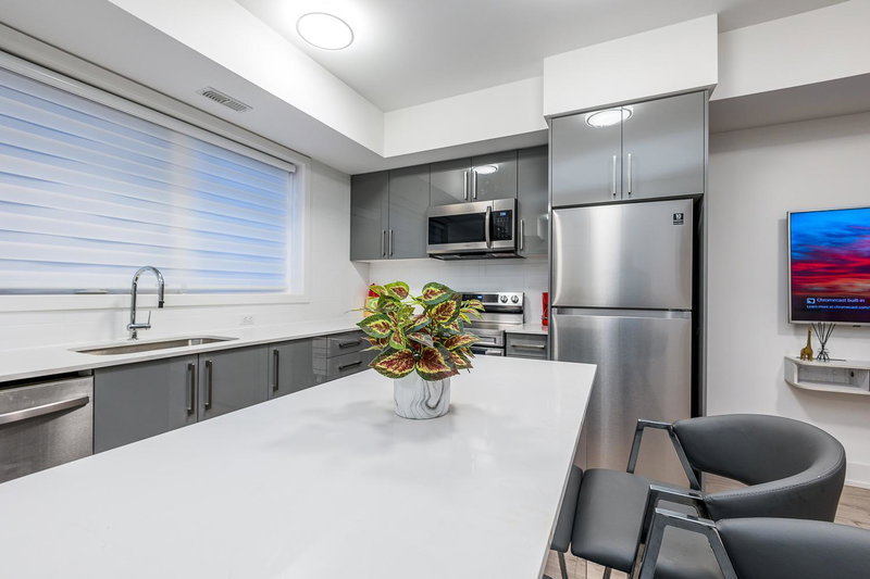 Exquisite 2 Bedroom Apt, mins to the falls., Niagara Falls, Canada