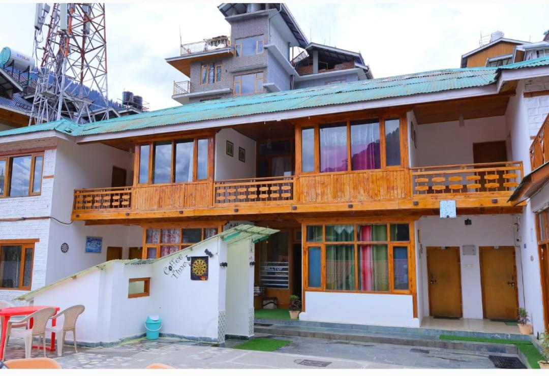 !!! Hotel Hilltop at Mall Road Manali !!! With Open Terrace !! Family Hotel !!, Inde