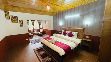 !!! Hotel Hilltop at Mall Road Manali !!! With Open Terrace !! Family Hotel !!, Manāli, India