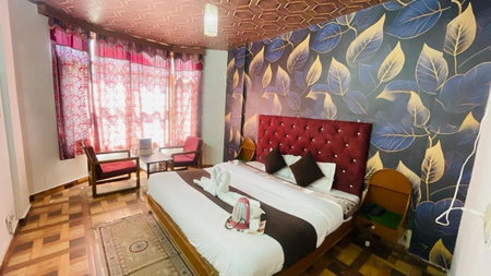 !!! Hotel Hilltop at Mall Road Manali !!! With Open Terrace !! Family Hotel !!, Manāli, India