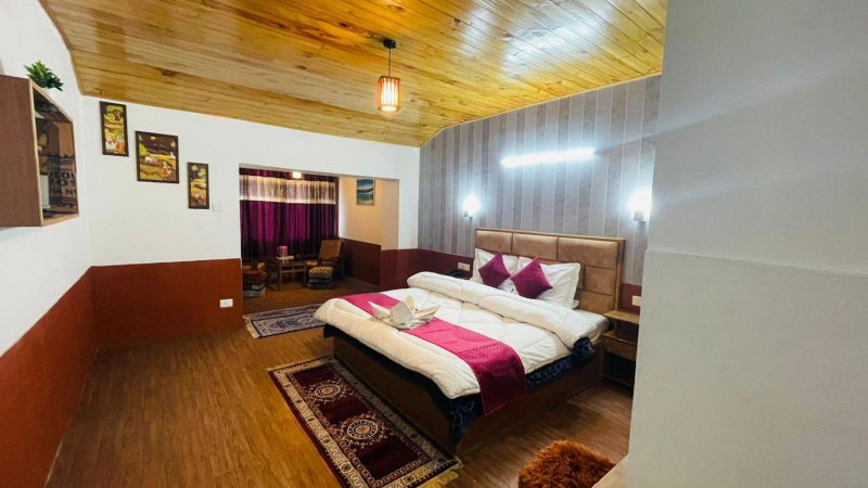 !!! Hotel Hilltop at Mall Road Manali !!! With Open Terrace !! Family Hotel !!, Manāli, India