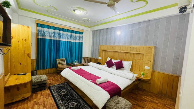 !!! Hotel Hilltop at Mall Road Manali !!! With Open Terrace !! Family Hotel !!, Manāli, India