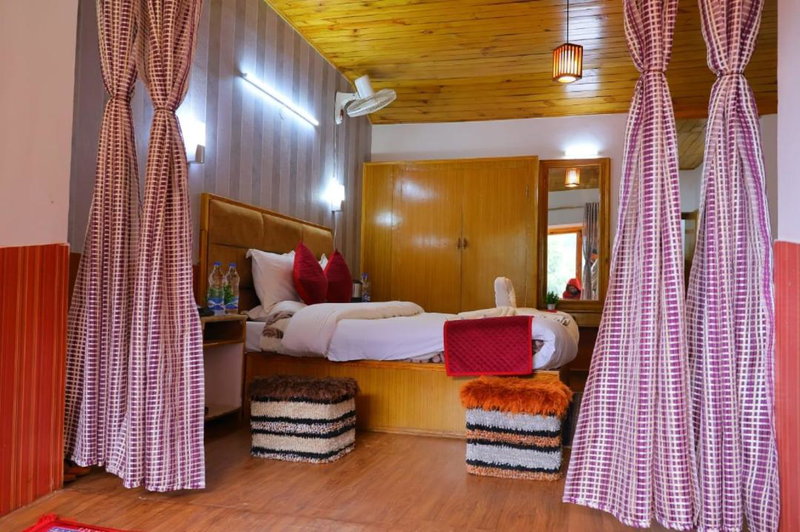 !!! Hotel Hilltop at Mall Road Manali !!! With Open Terrace !! Family Hotel !!, Manāli, India