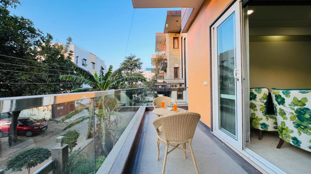 BluO Luxury Stay - Medicity - Balcony, Tub, TT, Индия