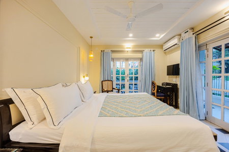 ELIVAAS Signature 4 BHK Villa near Beach with Private Pool & Bar - Casa Boa Vida, Goa, India