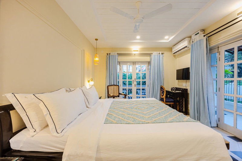 ELIVAAS Signature 4 BHK Villa near Beach with Private Pool & Bar - Casa Boa Vida, Goa, India