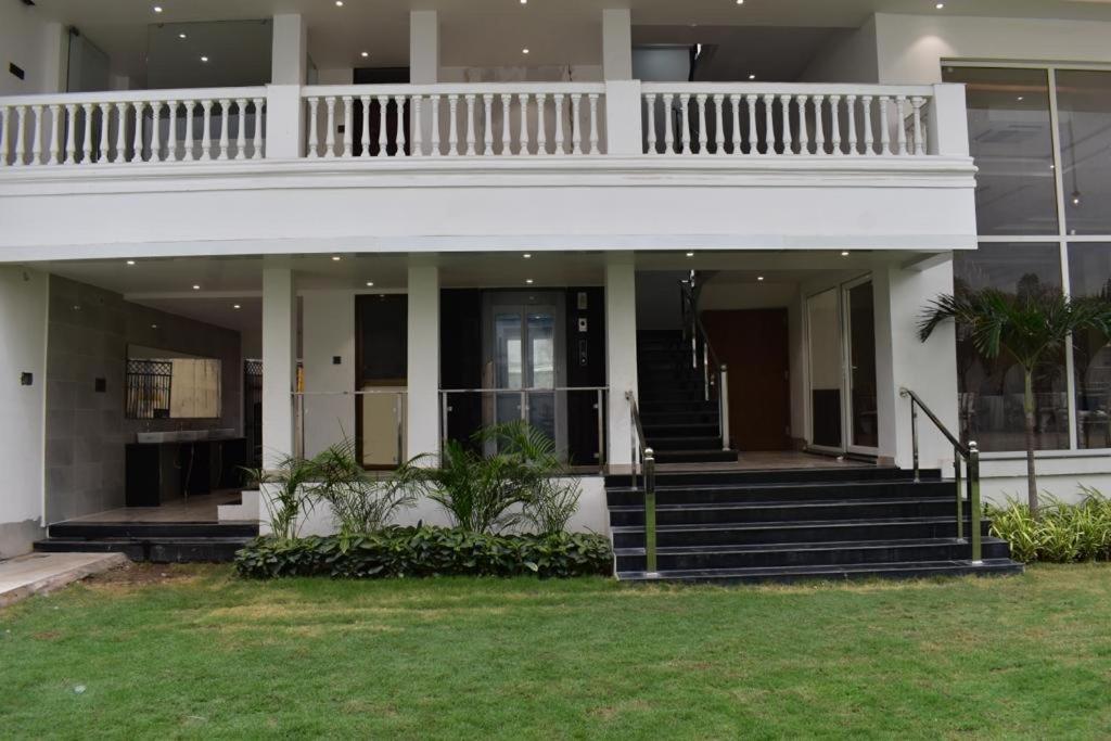Hotel · The White Lotus, Gaya