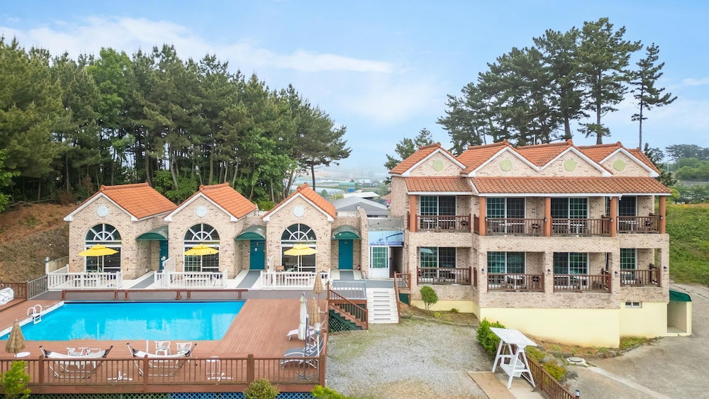 Hotel · Taean Atirans Beach Pension, Taean