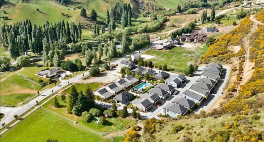 Cardrona Villa with Pool and Jacuzzi, Cardrona, New Zealand