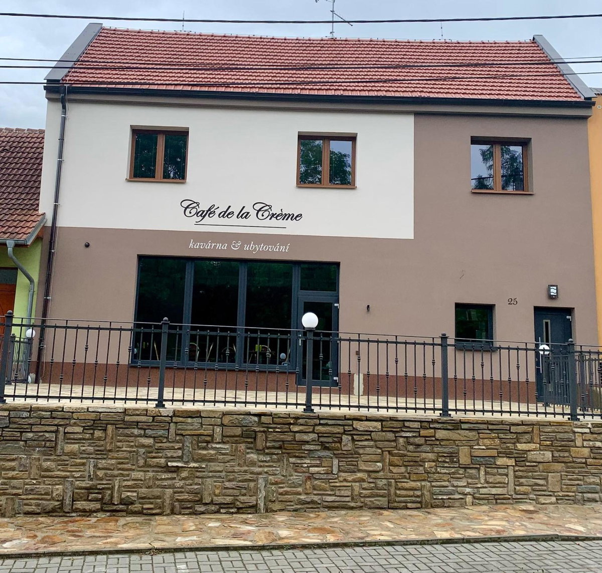 Hotel · Café de la Crème, Kuželov