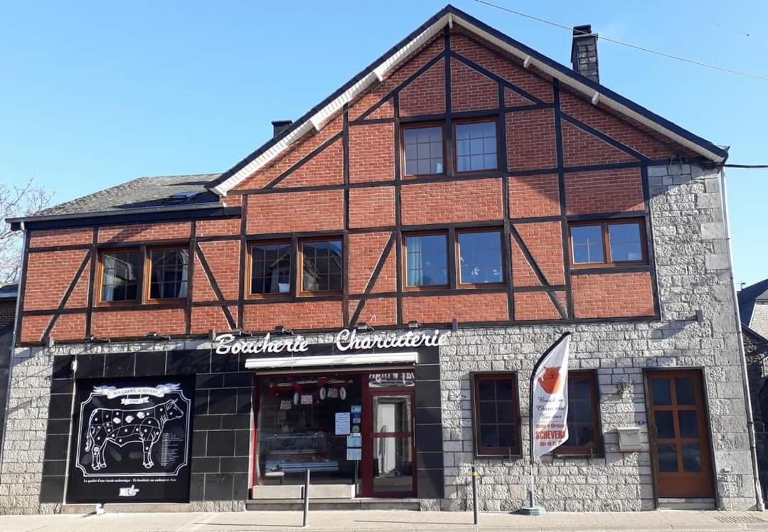 Hotel · Aux trois petits cochons, Hotton