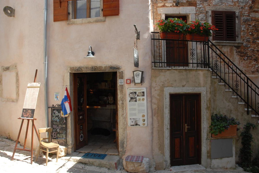 Kamene Priče rooms, music and food, Bale, Croatia