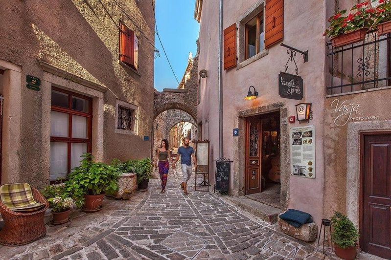 Kamene Priče rooms, music and food, Bale, Croatia