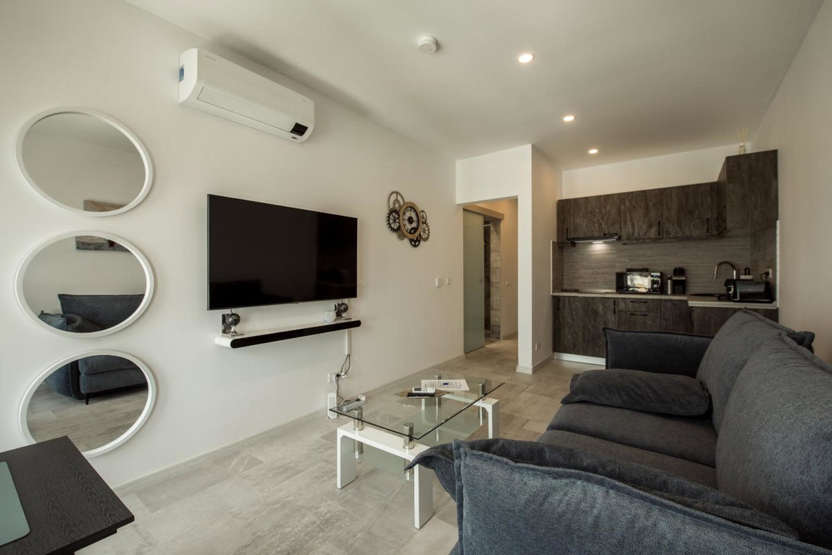 Fancy Penthouse Studio with Lakeview W10, Romania