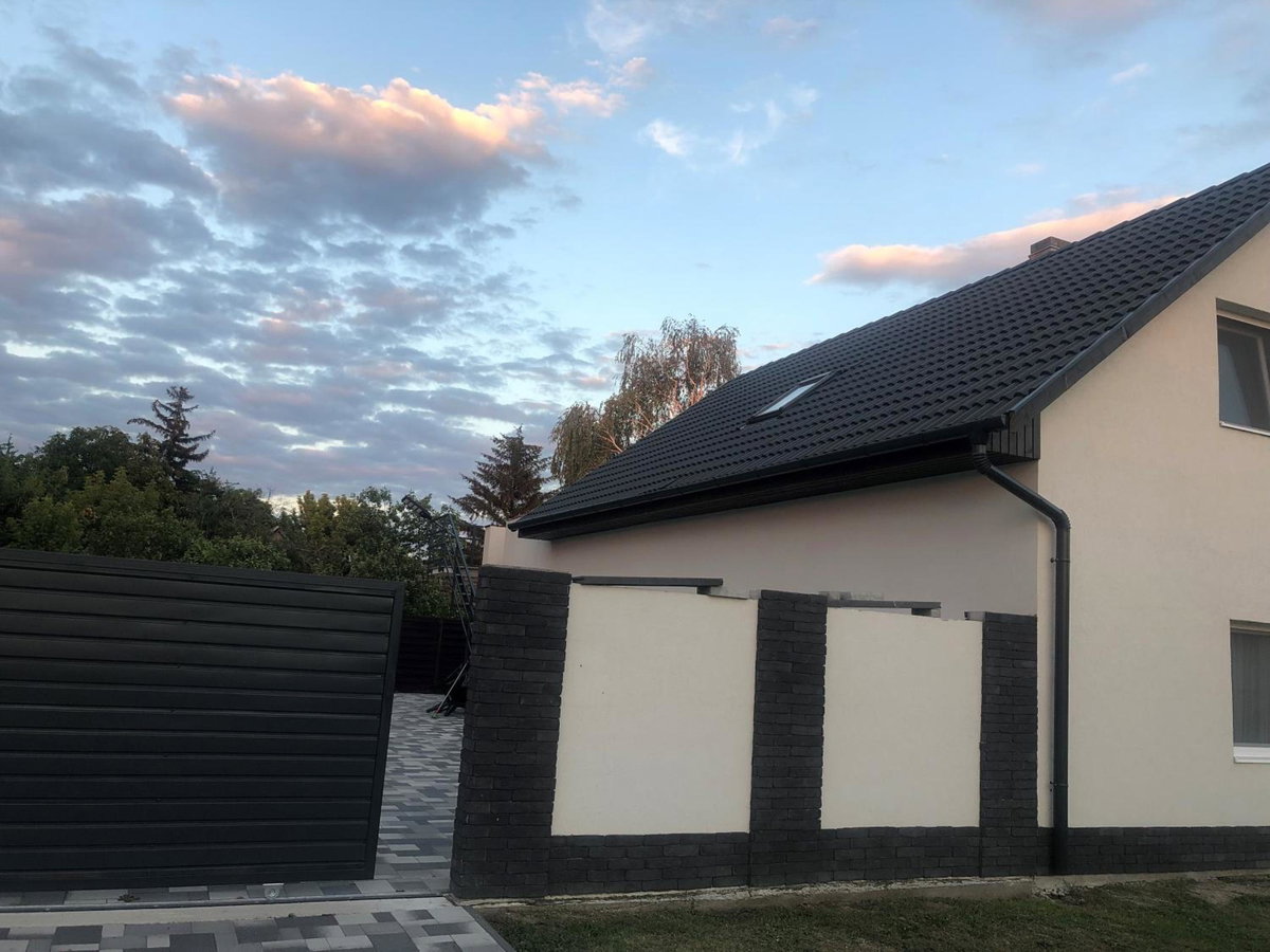 Freedom Apartman, Hungary