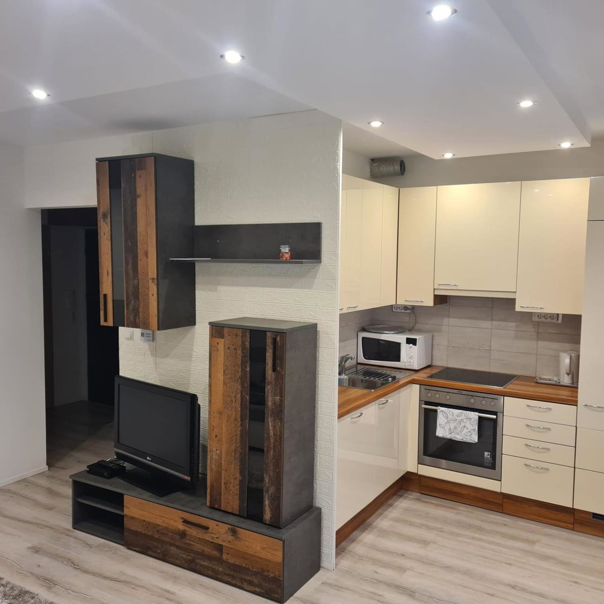 Verebes apartman, Hungary