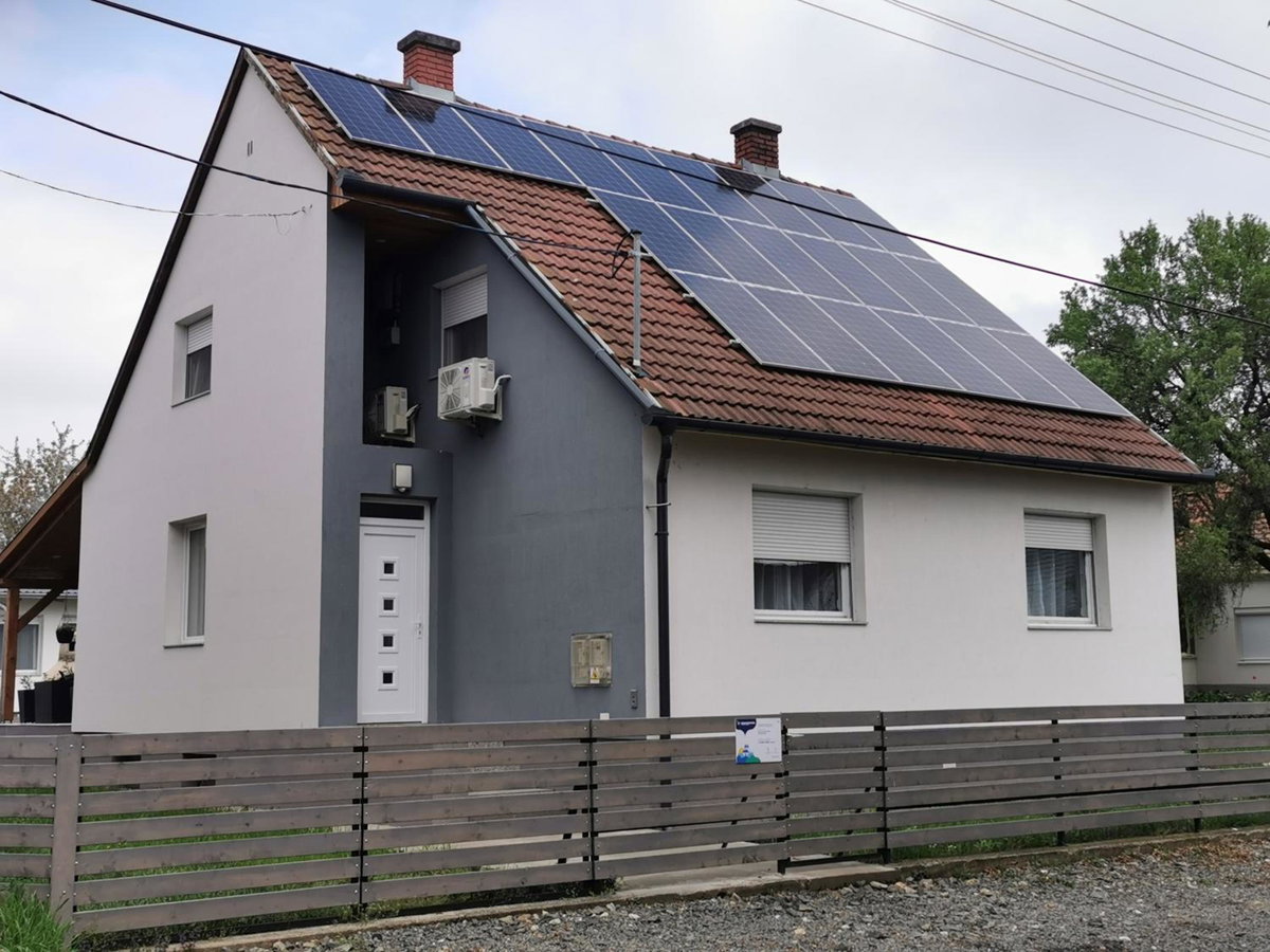"Szomszéd ház", Hungary