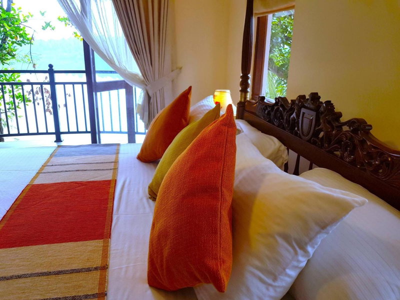 MYH - LAKE FRONT Private Serviced Villa, FREE Breakfast, Bandaragama, Sri Lanka