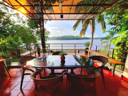 MYH - LAKE FRONT Private Serviced Villa, FREE Breakfast, Bandaragama, Sri Lanka