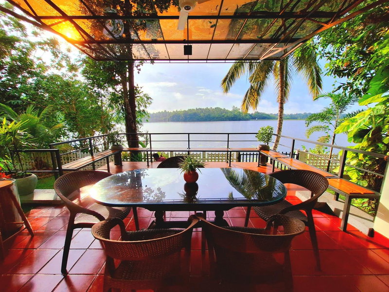 MYH - LAKE FRONT Private Serviced Villa, FREE Breakfast, Bandaragama, Sri Lanka