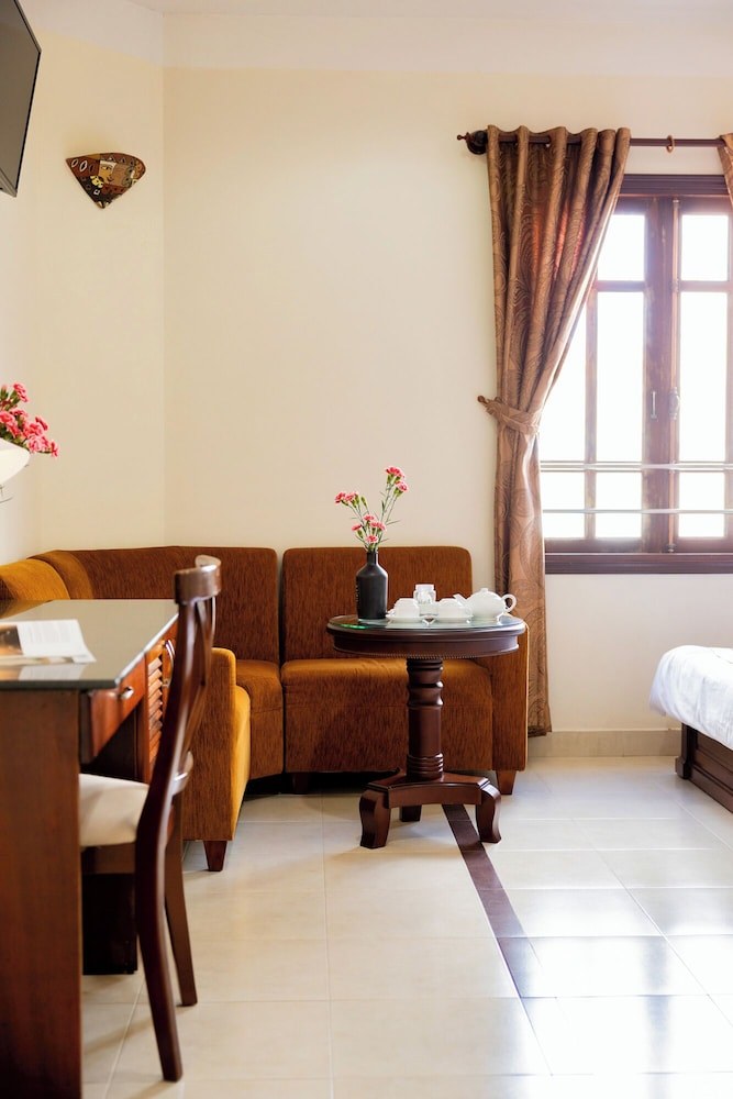 Hung Phong Hotel, Việt Nam