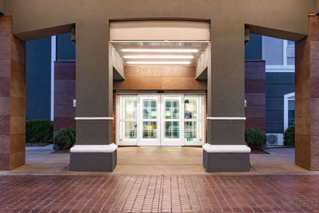 La Quinta Inn & Suites by Wyndham Norfolk, Norfolk, United States