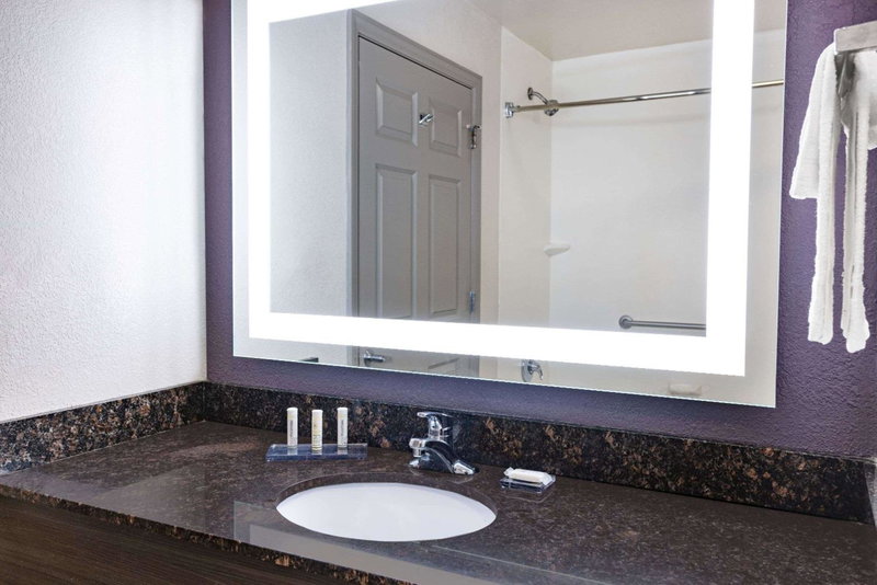 La Quinta Inn & Suites by Wyndham Norfolk, Norfolk, United States