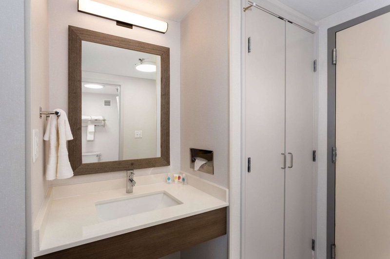 Comfort Inn & Suites Buffalo Airport, Buffalo, United States