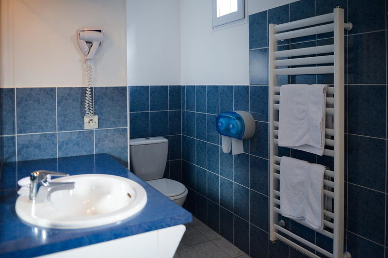 Contact hôtel - Hôtel Les Bleuets & SPA, Honfleur, France