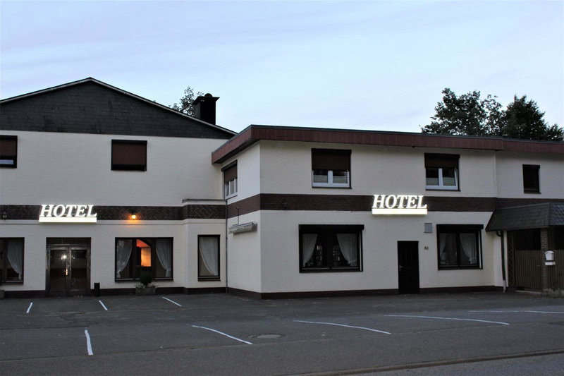 Hotel Alsterquelle 24h Check-in, Free Parking and WiFi, Henstedt-Ulzburg, Germany