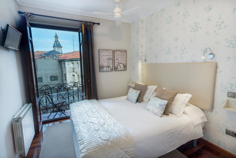 Cuatro Caminos Rooms, Torrelavega, Spain