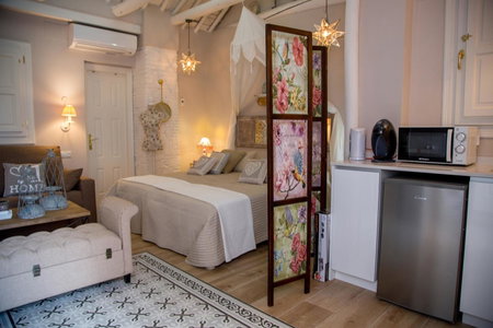 Apartamentos Luna Suites Palacio Almagra, Granada, Spain