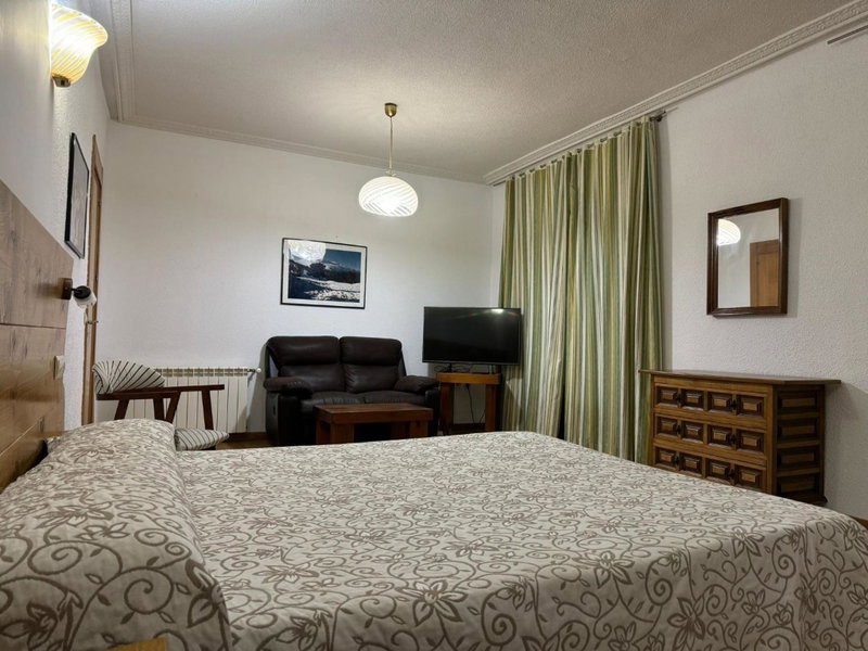 Hostal Aribel Longinos, Cercedilla, Spain