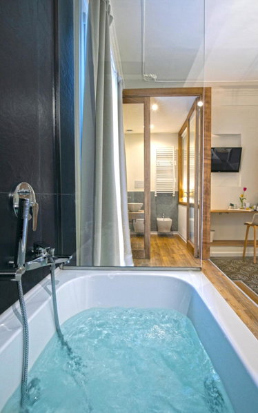 Bed in Spa, Palermo, Italy