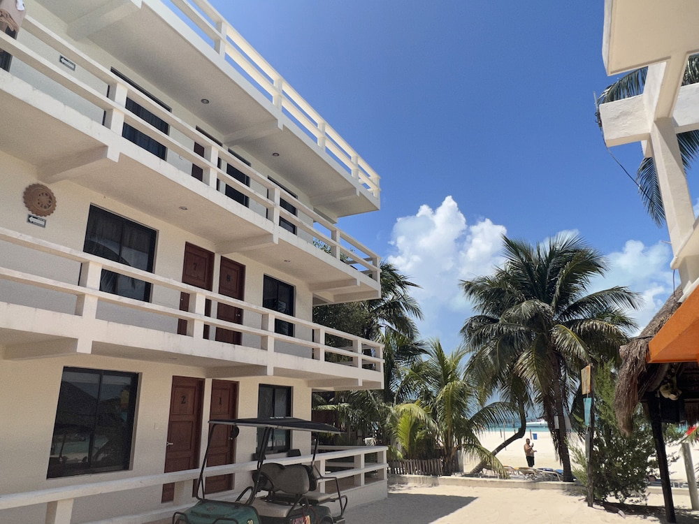 Chichis and Charlies Beachfront, Mexique
