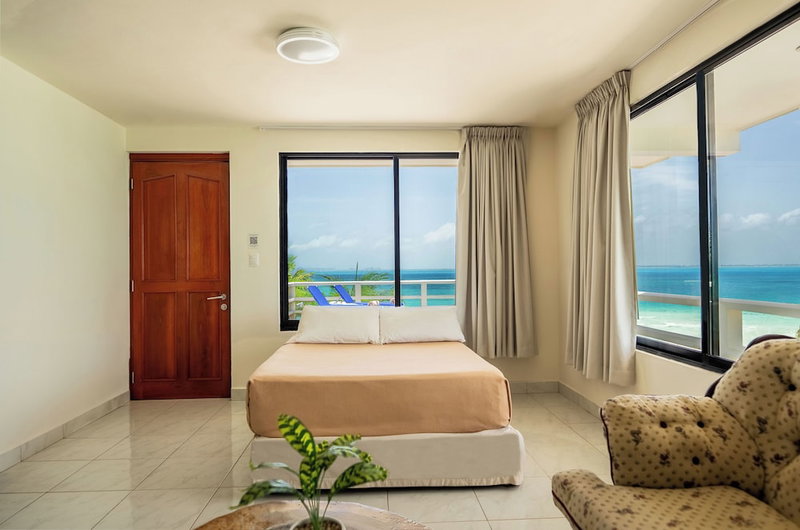 Chichis and Charlies Beachfront, Isla Mujeres, Mexico