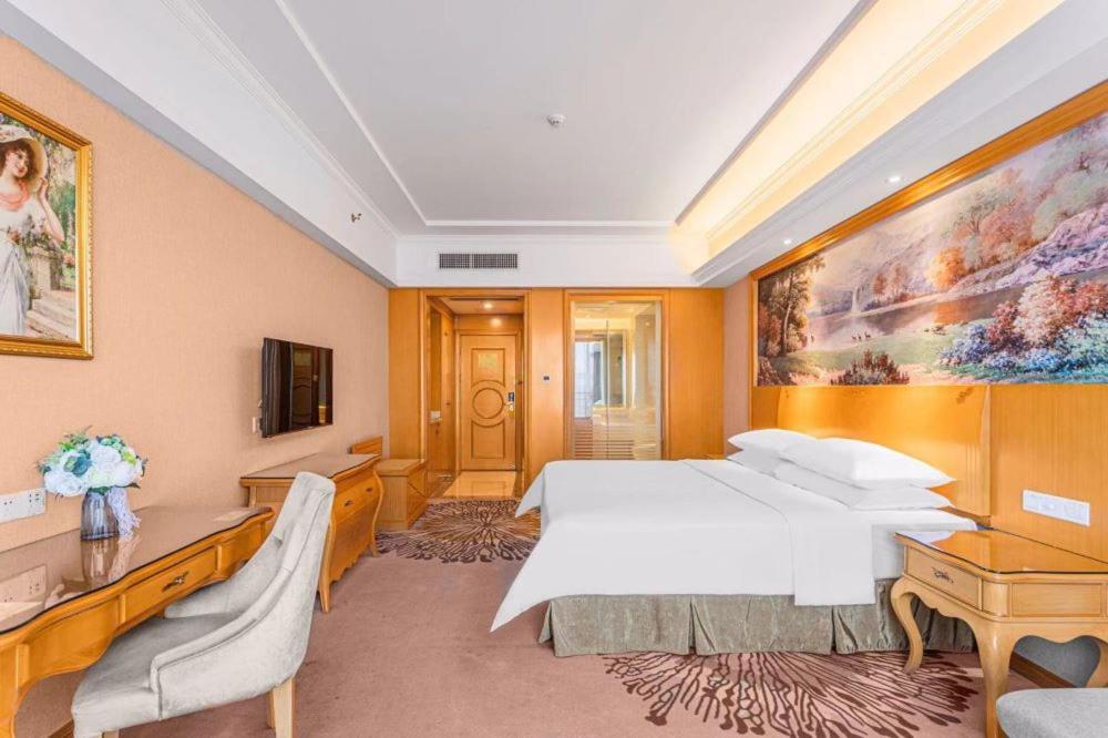 Vienna Hotel Foshan Airport, China