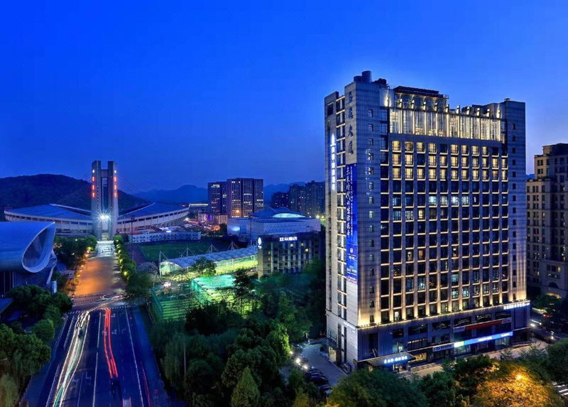 Mehood Lestie, Hangzhou West Lake Huanglong Sports Center Flagship Store, Hangzhou, China