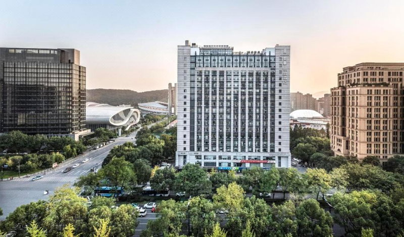 Mehood Lestie, Hangzhou West Lake Huanglong Sports Center Flagship Store, Hangzhou, China