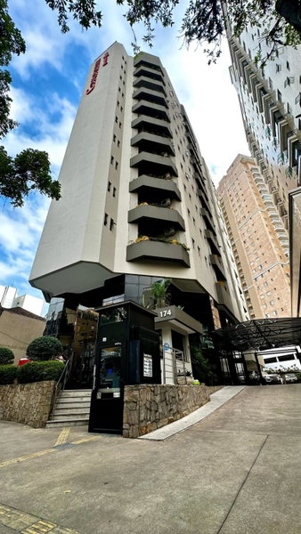 Flat Cosmopolitan Praia no Gonzaga com Varanda - Estacionamento Incluso, Santos, Brazil