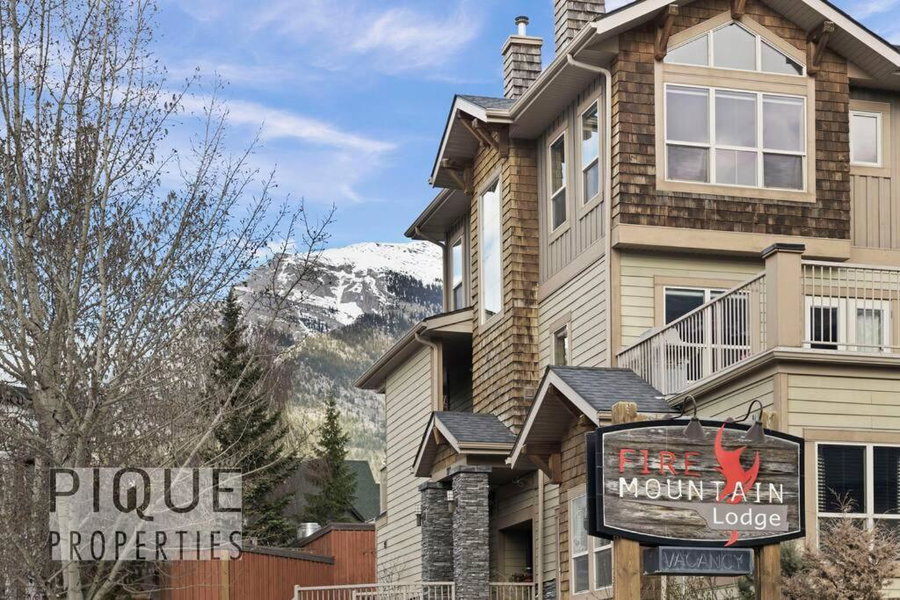 Luxury Fire Mountain Lodge, Outdoor Hot Tub, Parking, Fast WiFi!, Canmore, Canada
