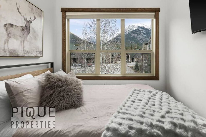 Luxury Fire Mountain Lodge, Outdoor Hot Tub, Parking, Fast WiFi!, Canmore, Canada